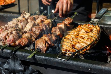 Metal şişte pişen ızgara kebap. Barbeküde kızartılmış et. Geleneksel doğu yemeği, şiş kebap. Kömür ve alevler üzerine ızgara, piknik, sokak yemekleri