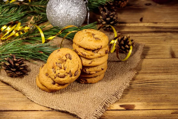 Chokolade Chip Cookies Med Juledekoration Træbord - Stock-foto