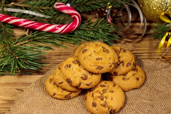 Шоколадне Печиво Різдвяною Прикрасою Дерев Яному Столі — стокове фото