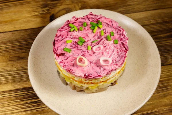 Geleneksel Rus salatası 