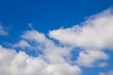 Mavi gökyüzünde beyaz bulutlar