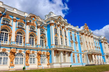 Catherine Palace, Rusya 'nın Saint Petersburg eyaletinin 30 km güneyinde, Tsarskoye Selo (Puşkin) kasabasında yer alan bir Rococo sarayıdır. Rus Çarları 'nın yazlık eviydi.