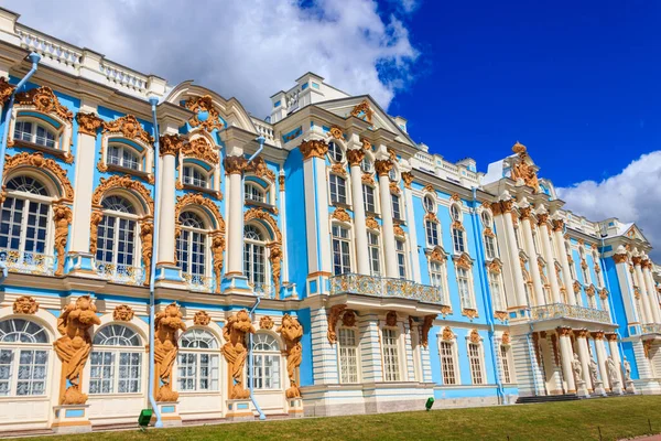 Catherine Palace, Rusya 'nın Saint Petersburg eyaletinin 30 km güneyinde, Tsarskoye Selo (Puşkin) kasabasında yer alan bir Rococo sarayıdır. Rus Çarları 'nın yazlık eviydi.