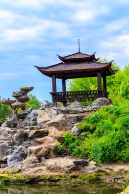 Parktaki güzel Japon çardağı.