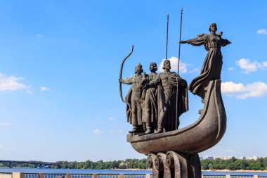 Ukrayna 'nın Kyiv kentindeki Dinyeper nehrinin kenarındaki Kiev' in kurucularının anıtı.