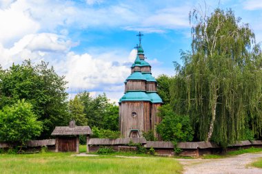 Ukrayna 'nın Kiev kenti yakınlarındaki Pyrohiv (Pirogovo) köyündeki St. Paraskeva antik ahşap ortodoks kilisesi