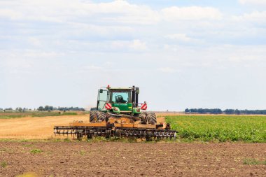 Traktör tarla işliyor. Tarım kavramı