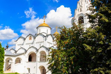 Rusya, Suzdal 'daki şefaat katedrali (Pokrovsky) manastırı. Rusya 'nın altın yüzüğü