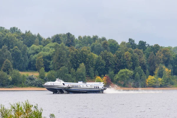 Hajózó Szárnyashajó Volga Folyón Jaroszlavlban Oroszországban — Stock Fotó