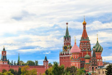 St. Manzarası Rusya, Moskova 'daki Kızıl Meydan' da Basil Katedrali ve Kremlin 'in Spasskaya Kulesi
