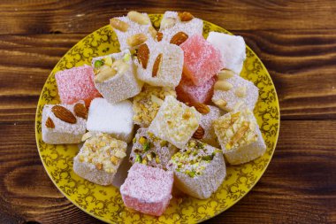 Ahşap masa üzerinde bir tabakta Türk lokumu