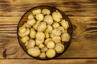 Cam kase salamura petrol ile. Ahşap masa üzerinde Marine mantar