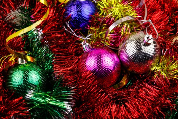 クリスマスの泡と多色のティンセルとクリスマスの組成物 明るいティンセルのクリスマスボールクローズアップ — ストック写真