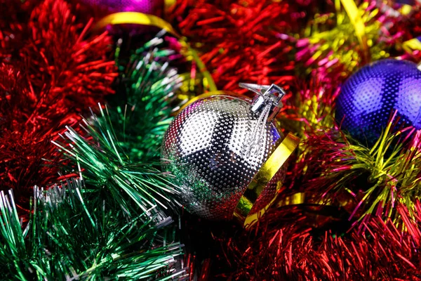 Kerstcompositie Met Kerstballen Veelkleurig Knutselwerk Kerstballen Helder Tinsel Close — Stockfoto