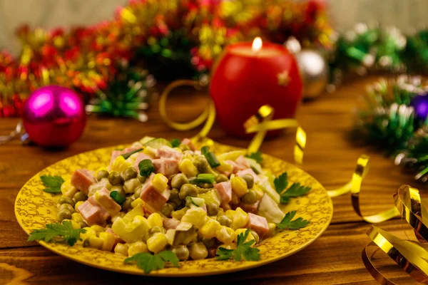 Sabrosa Ensalada Festiva Decoración Navidad Vela Mesa Madera — Foto de Stock