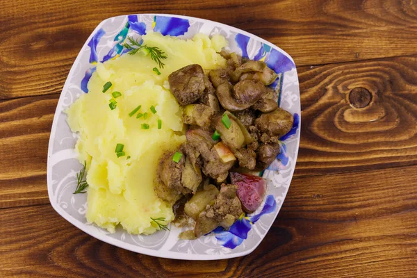 Puré Papas Con Hígado Pollo Guisado Con Manzana Cebolla Sobre —  Fotos de Stock