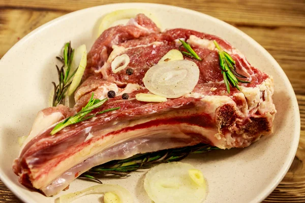 Kemik Üzerinde Marine Edilmiş Biftek Baharat Soğan Ahşap Masada Biberiye — Stok fotoğraf