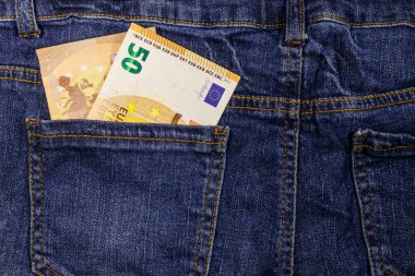 Kot pantolonun cebinde 50 Euro.