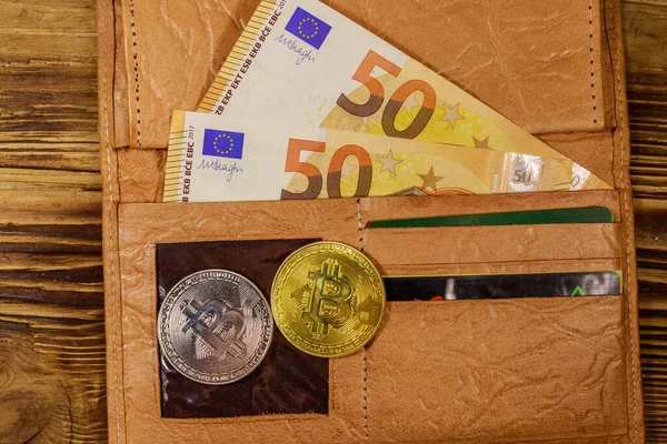 Pénztárca Ötven Euróval Bitcoinnal Fából Készült Háttérrel — Stock Fotó