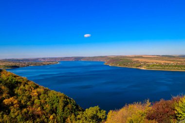 Sonbaharda Ukrayna 'daki Dinyester Nehri manzarası