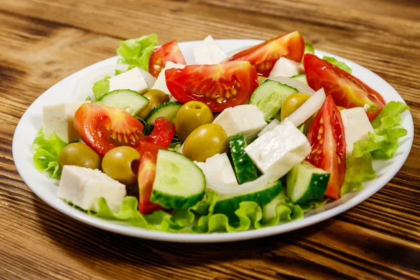 Ensalada Griega Con Verduras Frescas Queso Feta Aceitunas Verdes Sobre —  Fotos de Stock