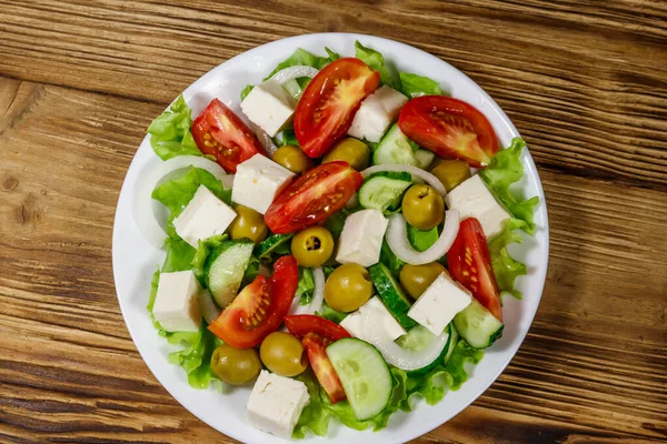 希腊沙拉 新鲜蔬菜 奶酪和绿色橄榄放在木制桌子上 顶部视图 — 图库照片