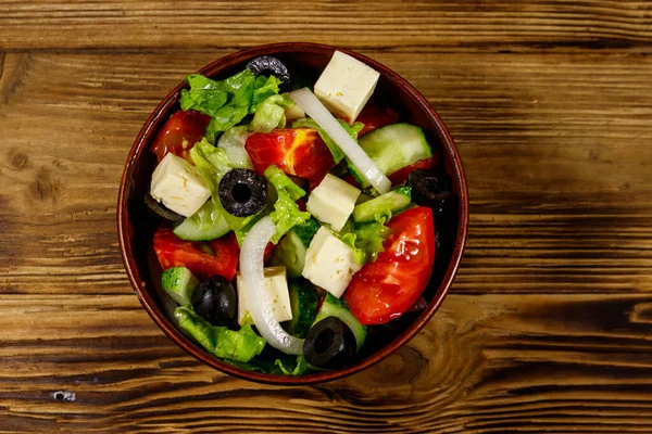 Ελληνική Σαλάτα Φρέσκα Λαχανικά Φέτα Και Μαύρες Ελιές Ξύλινο Τραπέζι — Φωτογραφία Αρχείου