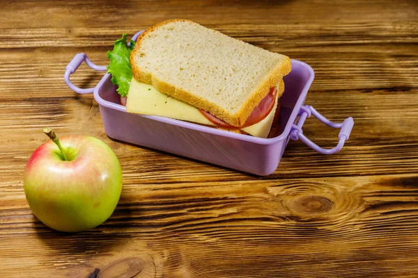 Коробка Бутербродами Яблоком Деревянном Столе — стоковое фото