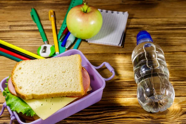 Torniamo Concetto Scuola Forniture Scolastiche Bottiglia Acqua Mela Cestino Pranzo — Foto Stock