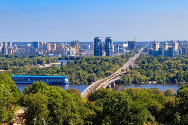 Ukrayna Kiev 'deki Metro Köprüsü ve Dinyeper Nehri' nin havadan görüntüsü. Kyiv şehir manzarası