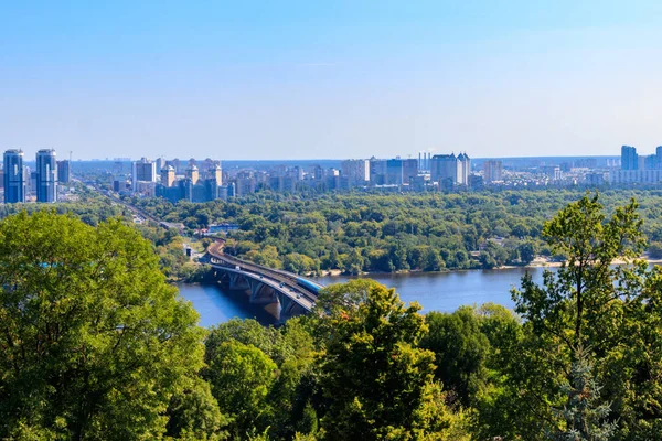 Metro köprüsünün hava görüntüsü ve Ukrayna Kiev 'deki Dinyeper nehri. Kyiv şehir manzarası