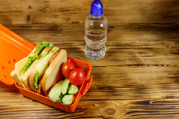 Butelka Wody Pudełko Lunch Kanapkami Świeżymi Warzywami Drewnianym Stole — Zdjęcie stockowe
