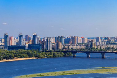 Paton köprüsü ve Ukrayna 'nın Kiev kentindeki Dinyeper nehrinin sol yakası görünüyor.