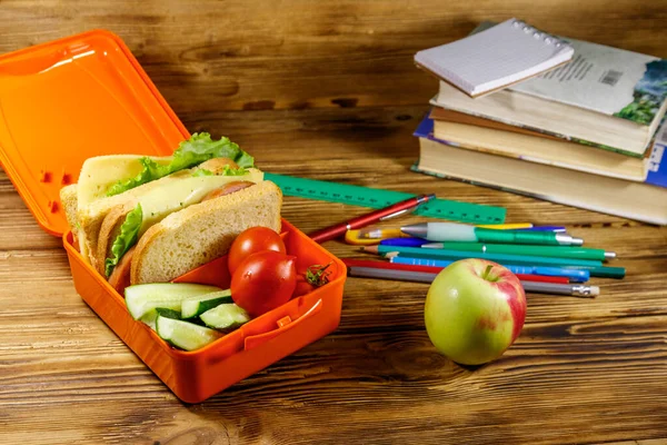 Zurück Zum Schulkonzept Schulbedarf Bücher Apfel Und Brotdose Mit Sandwiches — Stockfoto