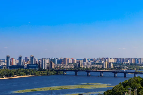キエフ ウクライナのドニエプル川のパトン橋と左岸の眺め — ストック写真