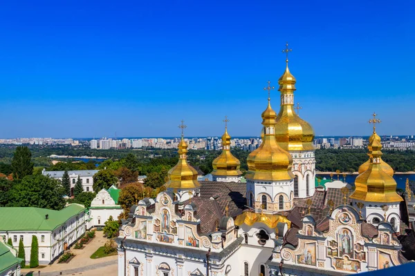 キエフ ペチェルスク ラブラ 洞窟のキエフ修道院 とウクライナのドニエプル川のドーミション大聖堂の眺め 大ラブラベルタワーからの眺め — ストック写真