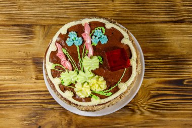 Kremalı, fındıklı ve ahşap masadaki kremalı Kiev pastası. Üst görünüm