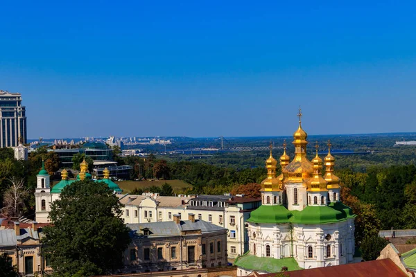 ウクライナのキエフPecherskラブラ 洞窟のキエフ修道院 のすべての聖人の教会のビュー キエフの街並み — ストック写真
