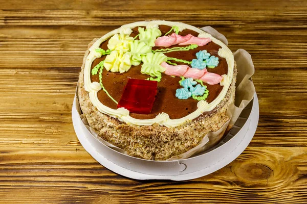 Kremalı, fındıklı ve ahşap masadaki karton kutuda kremalı Kiev keki.