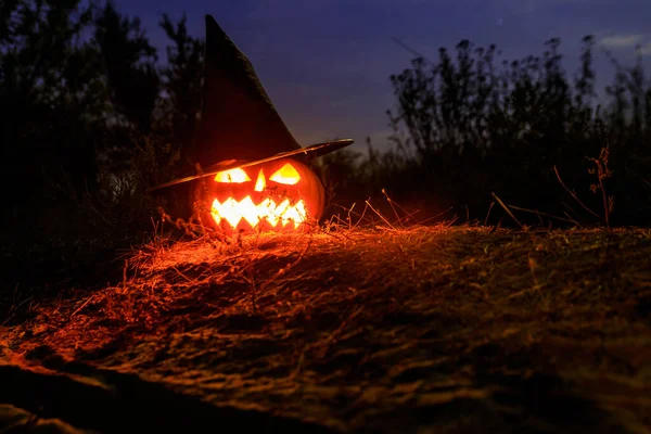 Strašidelný Halloween Dýně Jack Lucerna Čarodějnice Klobouk Hořícími Svíčkami Děsivém — Stock fotografie