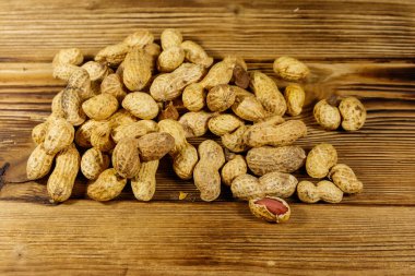 Tahta bir masada fıstık ezmesi.