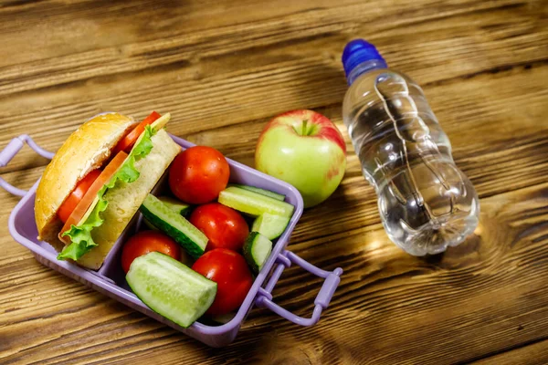 Bottiglia Acqua Mela Pranzo Con Hamburger Verdure Fresche Tavolo Legno — Foto Stock