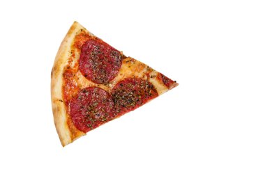 Beyaz arka planda izole edilmiş sosisli ve peynirli pizza dilimi.