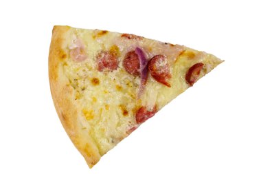 Beyaz arka planda izole edilmiş sosisli, kırmızı soğanlı ve peynirli pizza.