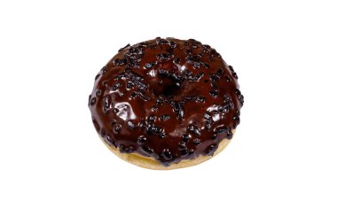 Beyaz arka planda izole edilmiş lezzetli çikolatalı çörek.