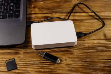 Harici HDD dizüstü bilgisayara, hafıza kartına ve USB flash diske bağlı. Veri depolama kavramı