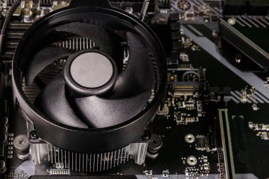 Cpu ve soğutuculu modern bir bilgisayar ana kartının yakın çekimi. Elektronik bilgisayar donanım teknolojisi