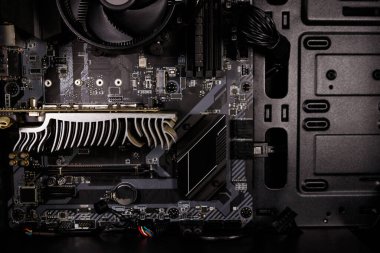 Yeni bilgisayar sistemi ünitesini içeriden kapat