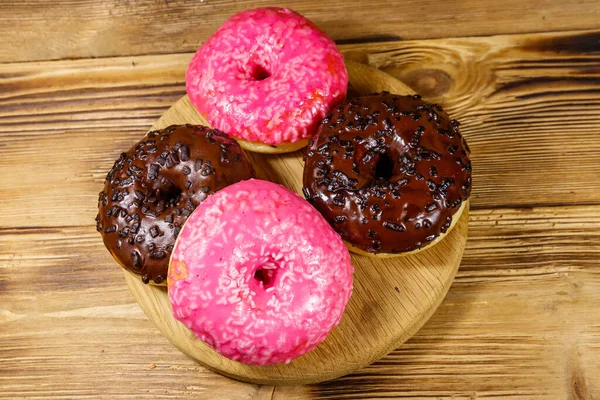 Rosado Saboroso Donuts Chocolate Uma Mesa Madeira — Fotografia de Stock