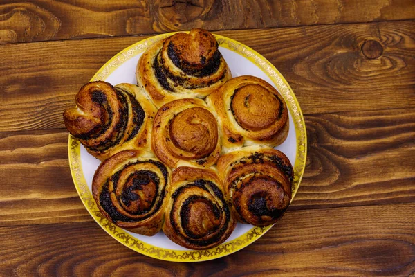 Zoet Broodje Met Papaverzaadjes Houten Tafel Bovenaanzicht — Stockfoto